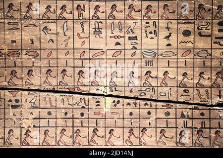 Disegni rituali dell'antico Egitto su una pietra in una tomba. Foto di alta qualità Foto Stock