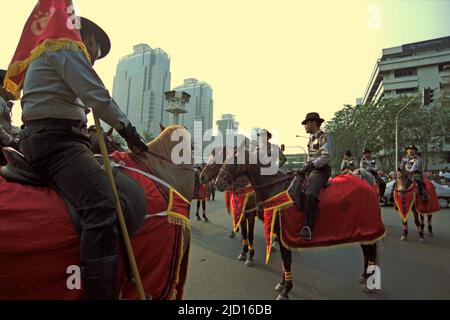 La squadra di polizia indonesiana è in servizio su Thamrin Street durante il Carnevale di Giacarta 2004 nel centro di Jakarta, Jakarta, Indonesia. Foto Stock