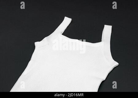 Maglia piatta bianca a forma di gilet su sfondo nero con luce da studio Foto Stock