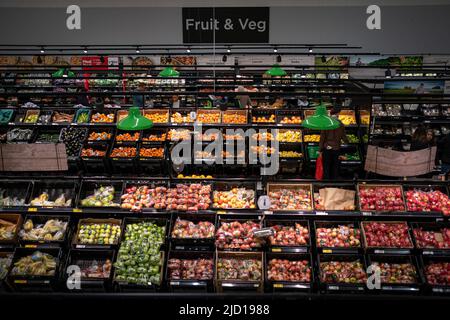 Foto di archivio datata 15/10/21 di acquirenti nella sezione frutta e verdura di una filiale di Asda nel sud di Londra. Un'importante attivista contro la povertà alimentare ha chiesto che in Scozia venga dichiarata un'emergenza alimentare nazionale. Data di emissione: Venerdì 17 giugno 2022. Foto Stock