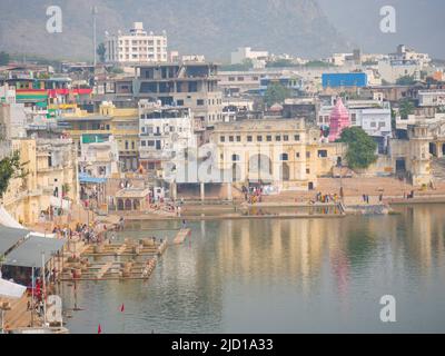 Pushkar, Rajasthan India - 14 novembre 2021 : lago di Pushkar o pushkar jhil, un luogo di pellegrinaggio indù paesaggio vista aerea dalla montagna Foto Stock