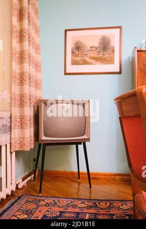 Un vecchio televisore sovietico in bianco e nero. Presso lo scrittore Abdulla Kakhar casa museo a Tashkent, Uzbekistan. Foto Stock