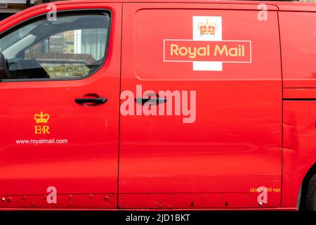 Londra. UK- 06.16.2022. Le marcature sul lato di un furgone di consegna della posta reale che mostrano il nome e il logo dell'azienda. Foto Stock