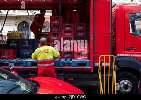 Madrid, Spagna. 20th maggio 2022. Consegna camion lavoratori offload American soft drink marca Coca-Cola merci in Spagna. (Foto di Xavi Lopez/SOPA Images/Sipa USA) Credit: Sipa USA/Alamy Live News Foto Stock