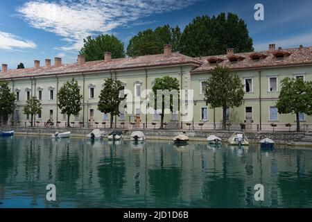 Il canale di Peschiera del Garda, in Italia il giorno di sole del 05 maggio 2022. Foto Stock