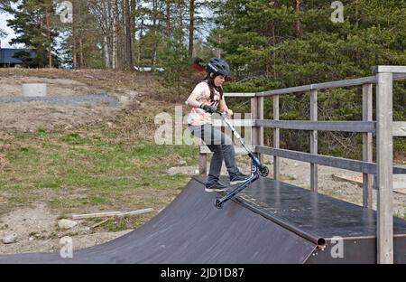 Umea, Norrland Svezia - 20 maggio 2022: Kicker che gira su una rampa per skateboard Foto Stock