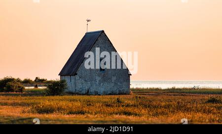 Piccola cappella dei pescatori in un prato, tramonto al Museo della pesca Kovik, costa occidentale dell'isola di Gotland, Mar Baltico, Svezia Foto Stock