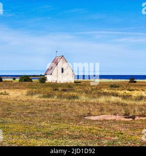 Piccola cappella dei pescatori in un prato, Kovik Museo della pesca, costa occidentale dell'isola di Gotland, Mar Baltico, Svezia Foto Stock