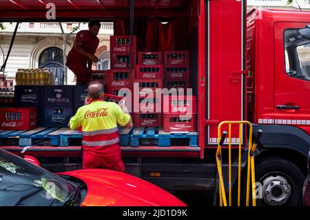 Madrid, Spagna. 20th maggio 2022. Consegna camion lavoratori offload American soft drink marca Coca-Cola merci in Spagna. (Credit Image: © Xavi Lopez/SOPA Images via ZUMA Press Wire) Foto Stock