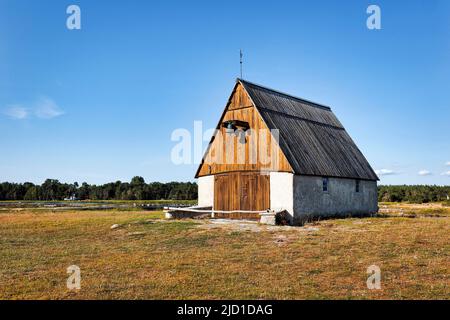 Piccola cappella dei pescatori in un prato, Kovik Museo della pesca, costa occidentale dell'isola di Gotland, Mar Baltico, Svezia Foto Stock