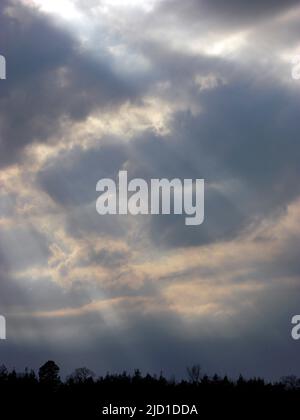 Nuvole di tempesta scura con raggi, raggi solari scoppiano, umore, nuvole di tempesta scura con raggi, raggi solari scoppiano, umore Foto Stock