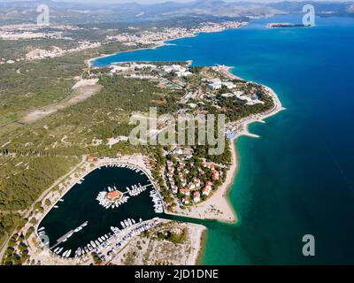 Drone colpo, costa lungo il porto turistico Amadria Yacht Marines e Camping Solaris, Sibenik, Sibenik-Knin, Dalmazia, Croazia Foto Stock