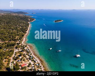 Fui fui, navi nella baia di Kosirina, Murter, isola di Murter, Dalmazia, Croazia Foto Stock