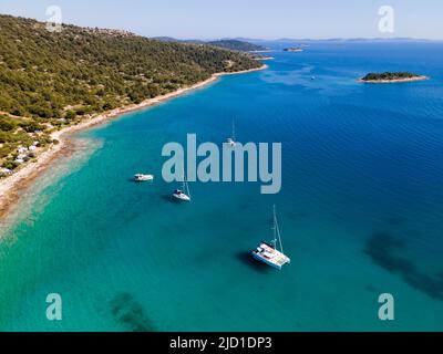 Fui fui, navi nella baia di Kosirina, Murter, isola di Murter, Dalmazia, Croazia Foto Stock