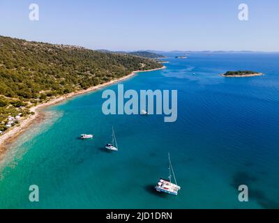 Fui fui, navi nella baia di Kosirina, Murter, isola di Murter, Dalmazia, Croazia Foto Stock