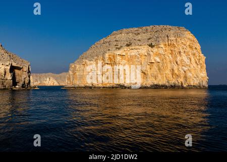 Fiordi di Musandam, chiamati Khors, Penisola di Musandam, Sultanat di Oman Foto Stock