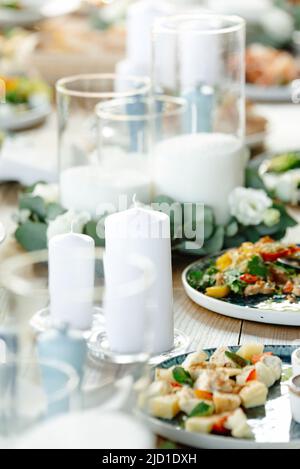 Molti piatti deliziosi diversi sul tavolo. Vari spuntini e antipasti sul tavolo. Menu del ristorante. Cucina italiana Foto Stock