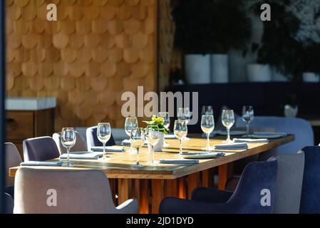 posate in un ristorante. Serve il tavolo prima di un banchetto in un ristorante. Bicchieri e piatti sul tavolo Foto Stock