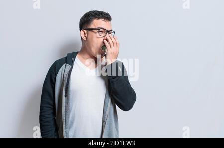 Persone con problemi di alito cattivo, concetto di persona con alitosi e alito cattivo, un ragazzo con alito cattivo e problema di alitosi Foto Stock