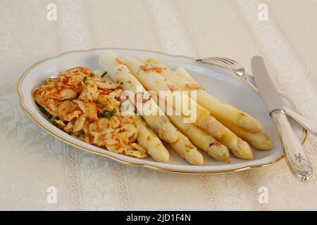Cucina del Baden, asparagi con cratere, 'Flaedle', pancake fatti di pasta di patate a pezzi con asparagi bianchi, verdure, sano, abbondante Foto Stock