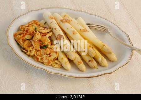 Cucina del Baden, asparagi con cratere, 'Flaedle', pancake fatti di pasta di patate a pezzi con asparagi bianchi, verdure, sano, abbondante Foto Stock