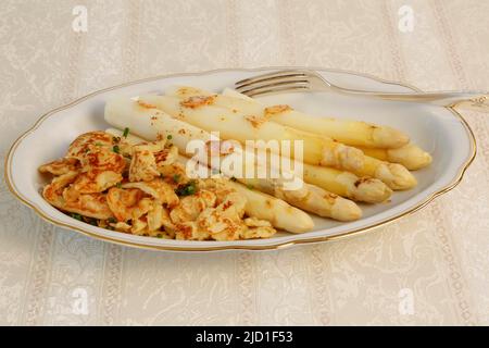 Cucina del Baden, asparagi con cratere, 'Flaedle', pancake fatti di pasta di patate a pezzi con asparagi bianchi, verdure, sano, abbondante Foto Stock