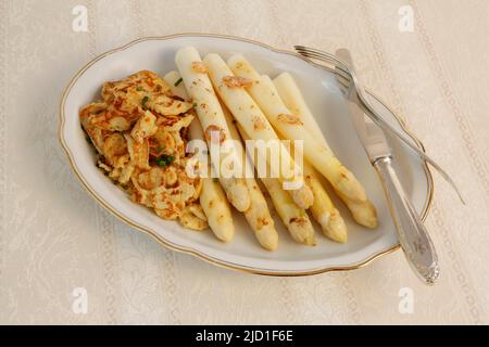 Cucina del Baden, asparagi con crepe, flaedle, pancake fatti di pasta di patate a pezzi con asparagi bianchi, verdure, sano, abbondante, da Foto Stock