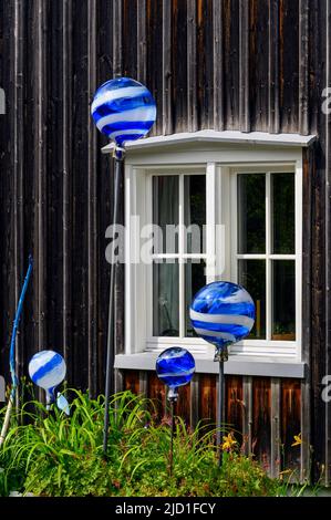 Parete in legno con finestre e sfere di vetro, vetrerie Schmidsfelden, Allgaeu, Baviera, Germania Foto Stock