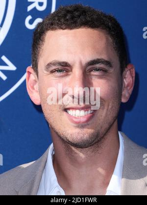 LOS ANGELES, CALIFORNIA, USA - 16 GIUGNO: Il catcher di baseball professionista americano Austin Barnes arriva alla Los Angeles Dodgers Foundation (LADF) annuale Blue Diamond Gala 2022 che si tiene al Dodger Stadium il 16 giugno 2022 a Los Angeles, California, Stati Uniti. (Foto di Xavier Collin/Image Press Agency) Foto Stock