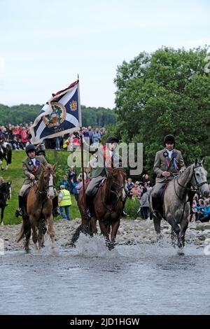 Selkirk, Regno Unito. 17 giugno 2022. Selkirk Riding comune 2022. Venerdì. Adam Nichol, Selkirk Royal Burgh Standard Bearer, 2022, affiancato dai suoi partecipanti, Thomas Bell, Conall Fairbairn, Fraser Easson, Thomas Stanners, guada il fiume Ettrick al primo incrocio, dirigendosi verso 'Saf out', seguito da una cavalcata di cavalli di oltre 260 piloti. Selkirk commemora e celebra la sua storia durante l'annuale Common Riding, che si tiene il secondo venerdì dopo il primo lunedì di giugno, quando i confini del townÕs o ÔmarchesÕ sono cavalcati. Di solito nella regione del 300-400, Selkirk vanta una delle più grandi cavalcate di cavalli Foto Stock