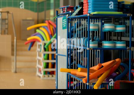 Nuoto bastone lotto piscina poliuretano piscina colorato trainer corsa cronometro, concetto nuotatore tempo dalla formazione da extracurricular concorrenza, mano Foto Stock