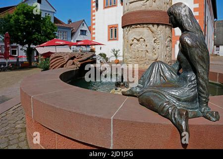 Fontana da favola, principessa, rana, drago acqua spouting, colonna, Rilievi, pescatore e la sua fruizione, municipio, Steinau an der Strasse Foto Stock