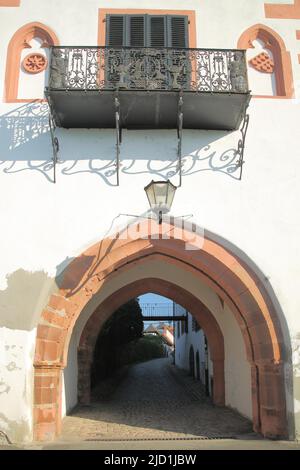 Martin's Gate con Archway su Piazza Montrichard a Eltville, Rheingau, Taunus, Assia, Germania Foto Stock