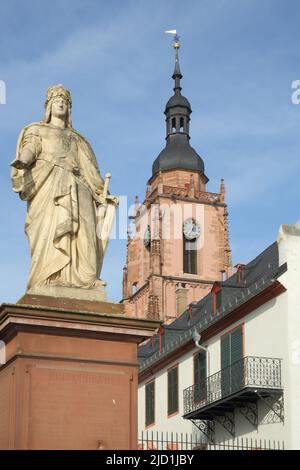 Germania figura sulla piazza di Montrichard con la torre di San Pietro e Paolo Chiesa a Eltville, Rheingau, Taunus, Assia, Germania Foto Stock