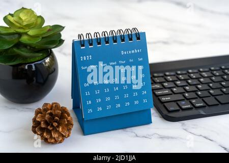 Calendario della scrivania del 2022 dicembre sulla scrivania dell'ufficio Foto Stock