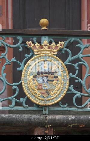Medaglione decorato artigianalmente al conte Johann Ernst di Nassau nel 1702 nel cortile del castello, Weilburg, Taunus, Assia, Germania Foto Stock