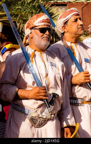 Gli uomini che suonano canzoni tradizionali durante il mercato della capra del Venerdì a Nizwa, Sultanat of Oman Foto Stock