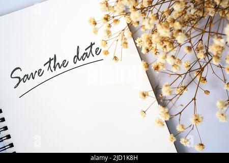 Salvare la data di notifica con il fiore del respiro del bambino Foto Stock