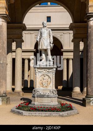 Statua di Federico Guglielmo IV al Palazzo dell'Orangerie, Parco Sanssouci, Potsdam, Brandeburgo, Germania Foto Stock