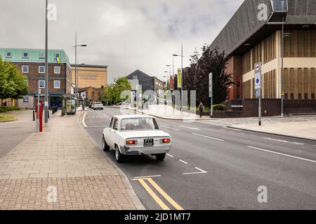 vintage alfa Romeo berlina parcheggiato nella periferia di Hnley stoke su trent Foto Stock