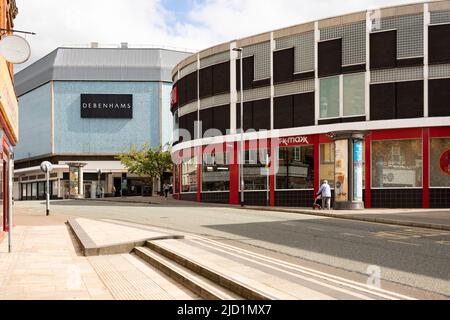 Ora da quando è chiuso, il famoso grande magazzino Debenhams nel centro commerciale Intu Potteries e nella strada principale del centro città, Foto Stock