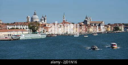 Panorama della costa del Canal Grande con molte case colorate, Palazzo Ducale e Piazza San Marko a Venezia Foto Stock