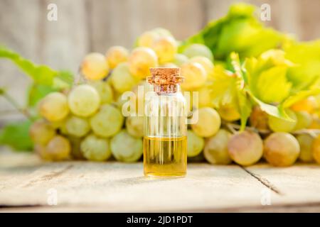 olio di semi di uva in un piccolo vaso. Messa a fuoco selettiva. Foto Stock