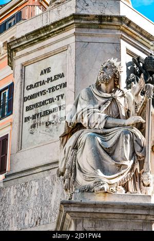 Statua di marmo a Roma. Statua del monumento di Ave Gratia Plena. Bellissimo lavoro, stupendo. Foto di alta qualità Foto Stock