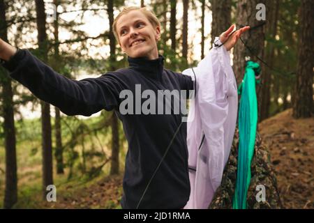 Escursionista femmina nella foresta Foto Stock