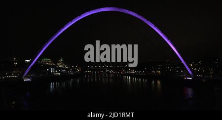 Il Gateshead Millennium Bridge illuminato in viola. Newcastle upon Tyne Foto Stock
