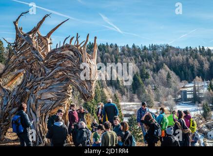 Drago Vaia (Drago Vaia). La scultura è opera dell'artista Marco Martalar. Lavarone, Alpe cimbra, Trentino Alto Adige, Italia settentrionale. Foto Stock