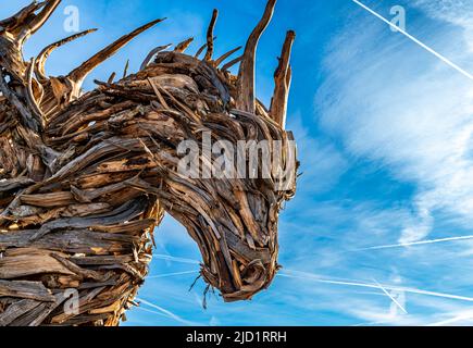 Drago Vaia (Drago Vaia). La scultura è opera dell'artista Marco Martalar. Lavarone, Alpe cimbra, Trentino Alto Adige, Italia settentrionale. Foto Stock