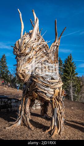 Drago Vaia (Drago Vaia). La scultura è opera dell'artista Marco Martalar. Lavarone, Alpe cimbra, Trentino Alto Adige, Italia settentrionale. Foto Stock