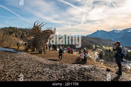 Drago Vaia (Drago Vaia). La scultura è opera dell'artista Marco Martalar. Lavarone, Alpe cimbra, Trentino Alto Adige, Italia settentrionale. Foto Stock